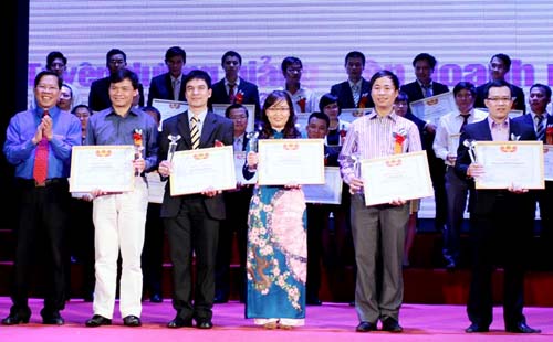 実業家としても活躍している講師を顕彰する式典